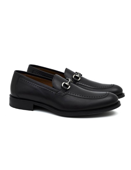 Mocasín de piel con aplique metálico color negro CR-24111-NEGRO