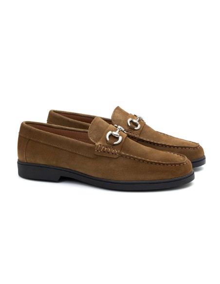 Mocasín de ante con aplique metálico color cuero CR-24004-CUERO