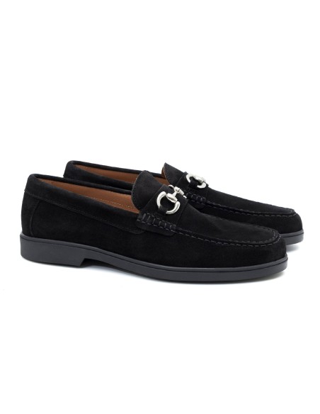 Mocasín de ante con aplique metálico color negro CR-24004-NEGRO