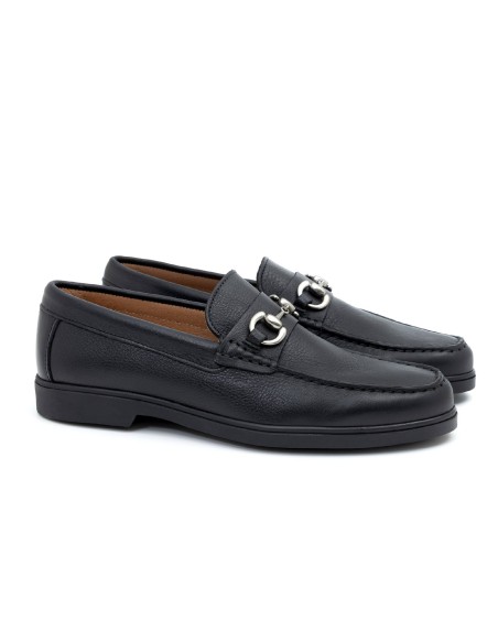 Mocasín de piel con aplique metálico color negro CR-24006-NEGRO